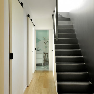 Escalier noir métal et porte coulissante bois