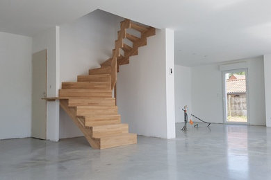 Идея дизайна: п-образная деревянная лестница в стиле модернизм с деревянными перилами