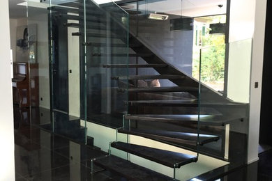 Cette image montre un escalier sans contremarche design en L avec des marches en bois.
