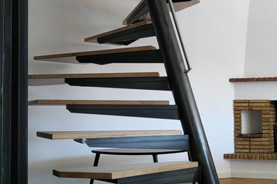 Modelo de escalera de caracol contemporánea pequeña con escalones de madera y barandilla de metal