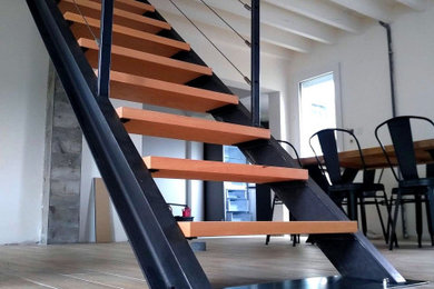 Diseño de escalera recta industrial de tamaño medio con barandilla de metal