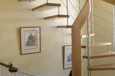 Idées déco pour un escalier courbe moderne de taille moyenne avec des marches en bois.