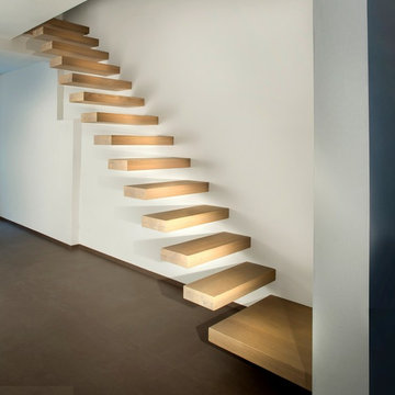 Escalier suspendu avec marches en chêne blanchi, finition brossée