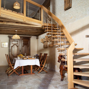 Aménagement d'un escalier sans contremarche méditerranéen en L avec des marches en bois et un garde-corps en matériaux mixtes.