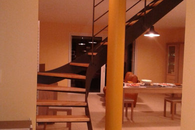 Aménagement d'un escalier sans contremarche contemporain en L de taille moyenne avec des marches en bois.