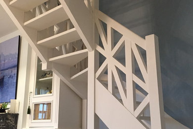 Idées déco pour un escalier sans contremarche courbe contemporain de taille moyenne avec des marches en bois peint.