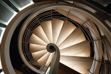 Cette image montre un escalier sans contremarche design avec des marches en bois et un garde-corps en matériaux mixtes.