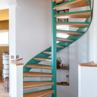Inspiration pour un escalier sans contremarche hélicoïdal marin de taille moyenne avec des marches en bois.