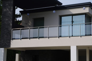 Exemple d'un très grand escalier droit tendance avec un garde-corps en verre.