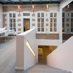 Idées déco pour un escalier droit contemporain de taille moyenne avec des marches en bois et des contremarches en bois.