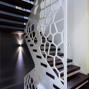 Idées déco pour un grand escalier sans contremarche contemporain en U avec des marches en bois.