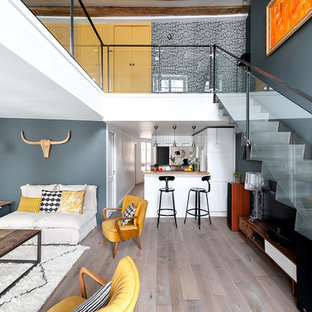 Idées déco pour un escalier droit contemporain de taille moyenne avec des marches en métal, des contremarches en métal et un garde-corps en verre.