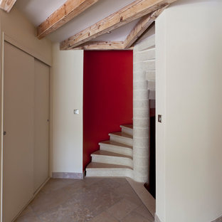 Foto di una scala a chiocciola minimal di medie dimensioni con pedata in pietra calcarea, alzata in pietra calcarea e parapetto in materiali misti