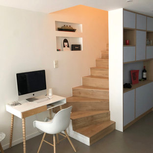 Aménagement d'un escalier scandinave avec des marches en bois et des contremarches en bois.