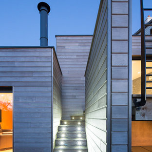 Idées déco pour un escalier courbe contemporain de taille moyenne avec des marches en bois et des contremarches en bois.