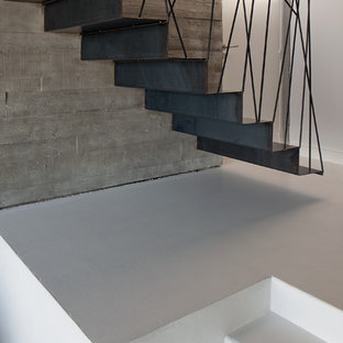 Cette image montre un escalier flottant design de taille moyenne avec des marches en métal et des contremarches en métal.