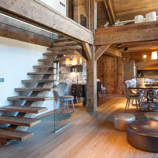Inspiration pour un grand escalier sans contremarche droit chalet avec des marches en bois.