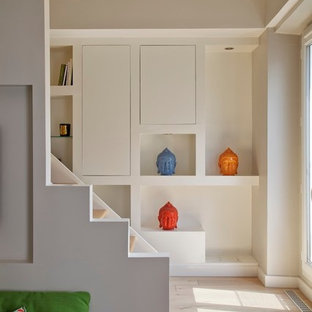 Réalisation d'un petit escalier droit design avec des marches en bois, des contremarches en bois et un garde-corps en bois.
