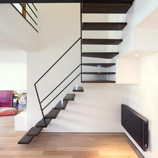 Aménagement d'un escalier sans contremarche contemporain en L de taille moyenne avec des marches en métal.
