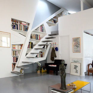 Aménagement d'un escalier sans contremarche flottant contemporain de taille moyenne avec des marches en métal.