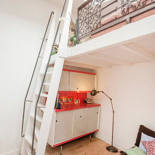 Modelo de escalera recta, industrial, pequeña, sin contrahuella, con escalones de madera