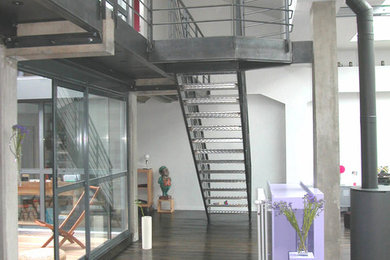 Imagen de escalera recta industrial sin contrahuella con escalones de metal