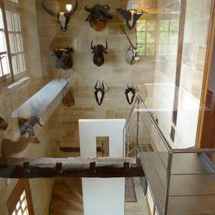 Aménagement d'un grand escalier courbe contemporain avec des marches en bois et des contremarches en bois.