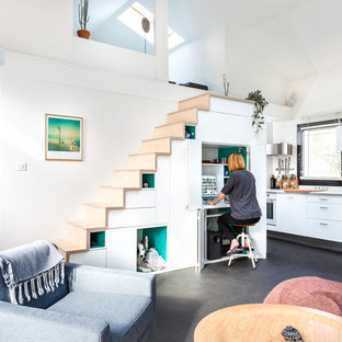 Aménagement d'un escalier droit scandinave avec des marches en bois et des contremarches en bois.