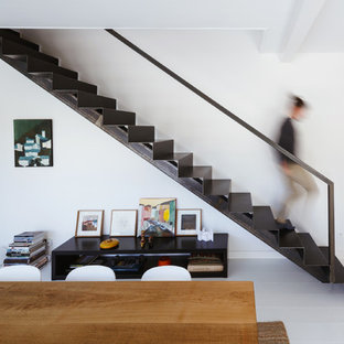Cette photo montre un grand escalier droit tendance avec des marches en métal et des contremarches en métal.