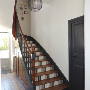 Aménagement d'un escalier rétro en U avec des marches en bois.