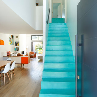 Cette image montre un grand escalier droit design avec un garde-corps en métal.