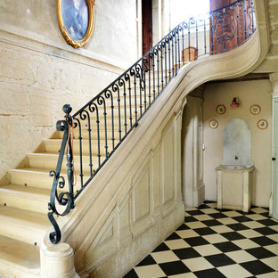 Idée de décoration pour un grand escalier tradition en U avec des marches en béton et des contremarches en béton.