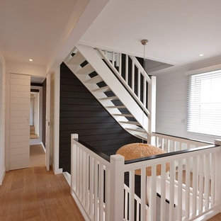 Inspiration pour un grand escalier sans contremarche rustique en L avec des marches en bois peint.