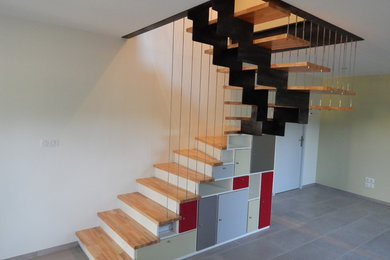 Aménagement d'un escalier classique de taille moyenne.