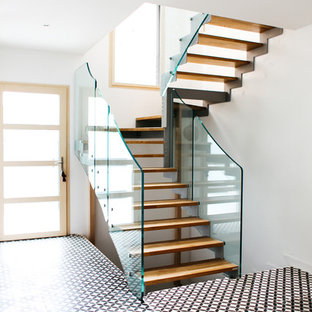 Cette image montre un escalier sans contremarche design en U avec des marches en bois.