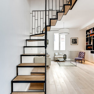 Idée de décoration pour un grand escalier sans contremarche nordique en L avec des marches en bois.