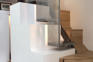 Foto de escalera recta actual pequeña con barandilla de metal
