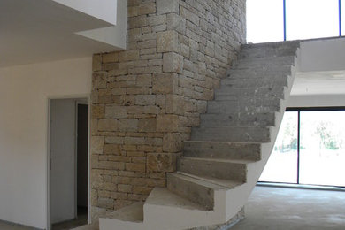 Mur décoratif intérieur en  pierre naturelle en moëllon d'Elven pour un escalier