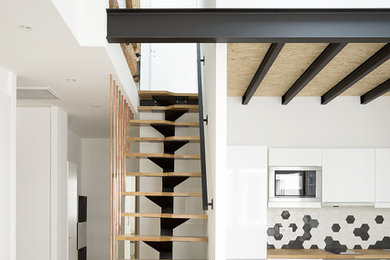 Diseño de escalera recta contemporánea pequeña sin contrahuella con escalones de madera
