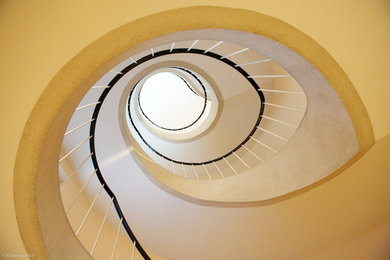 Cette image montre un escalier minimaliste.