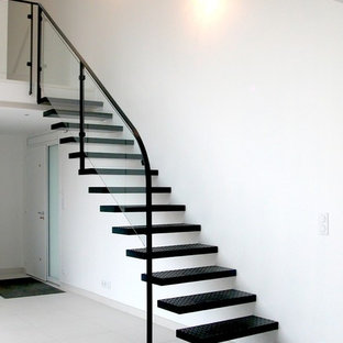 Gerade, Mittelgroße Moderne Metalltreppe mit offenen Setzstufen in Angers