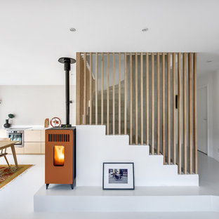 Idées déco pour un escalier courbe contemporain de taille moyenne.