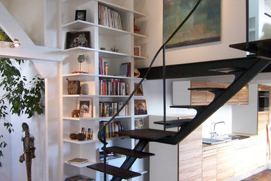 Foto de escalera en L moderna con escalones de madera