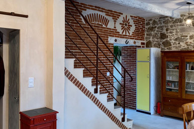 Cette photo montre un escalier droit chic avec des marches en pierre calcaire, des contremarches en pierre calcaire et un garde-corps en métal.