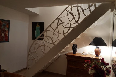 Cette image montre un escalier droit design avec éclairage.