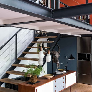 Idée de décoration pour un escalier sans contremarche droit urbain avec des marches en bois.