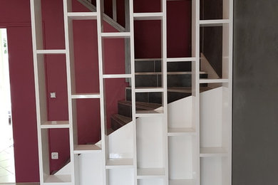 На фото: п-образная лестница среднего размера в современном стиле с деревянными перилами с