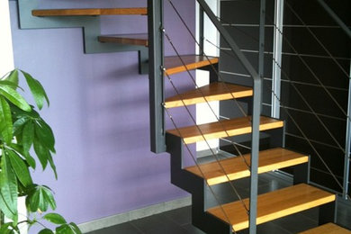Aménagement d'un escalier sans contremarche hélicoïdal contemporain de taille moyenne avec des marches en bois.