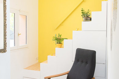 Cette image montre un petit escalier droit design avec des marches en bois.