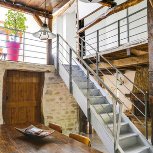 Réalisation d'un petit escalier droit champêtre avec un garde-corps en métal, des marches en bois et des contremarches en bois.